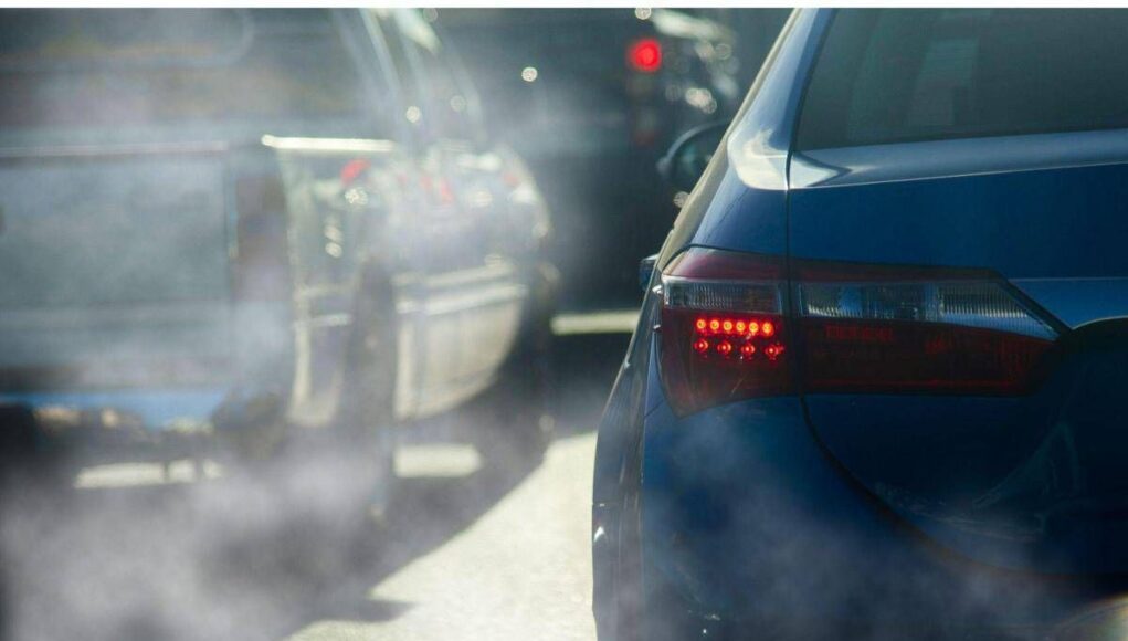 Auto, l’Ue rivede gli obiettivi: salta lo stop ai motori termici dal 2035