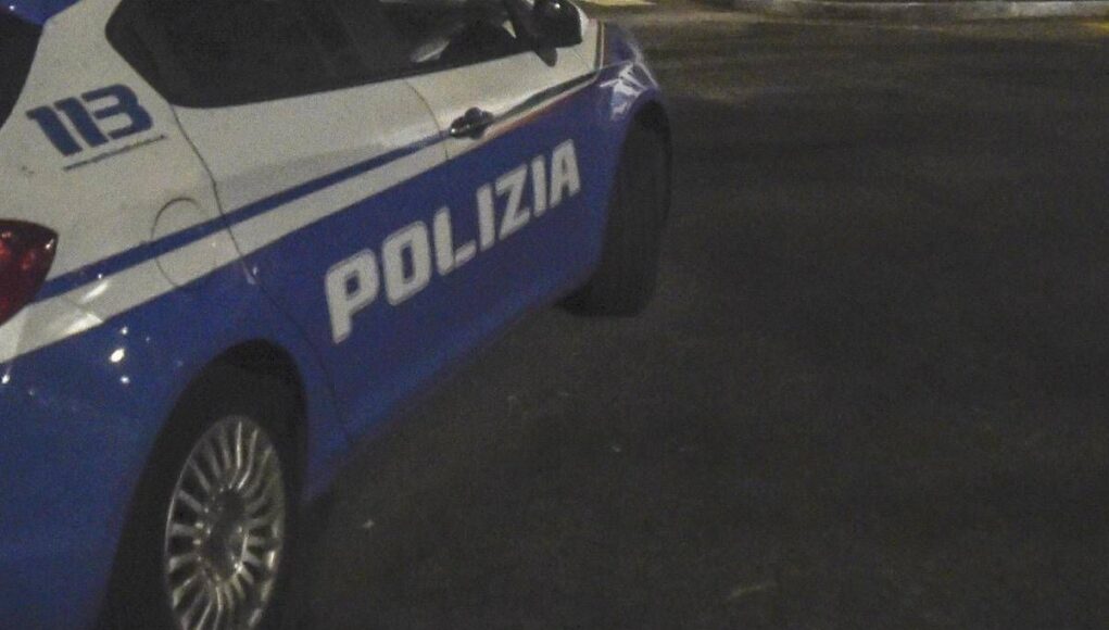 Bologna, capotreno ucciso a coltellate vicino alla stazione