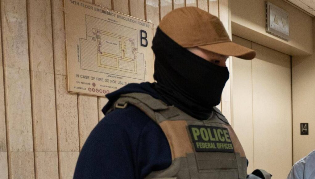 Chicago, agenti armati all’asilo: “Maestra, è in arresto”