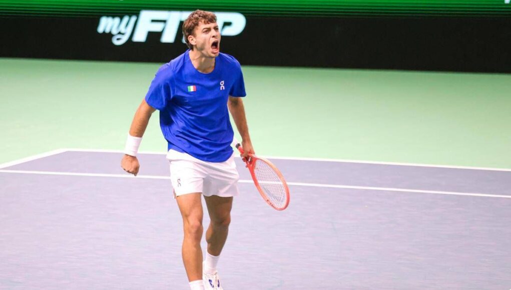 Cobolli e l’emozionante dedica a Bove dopo la vittoria in Coppa Davis – Il video