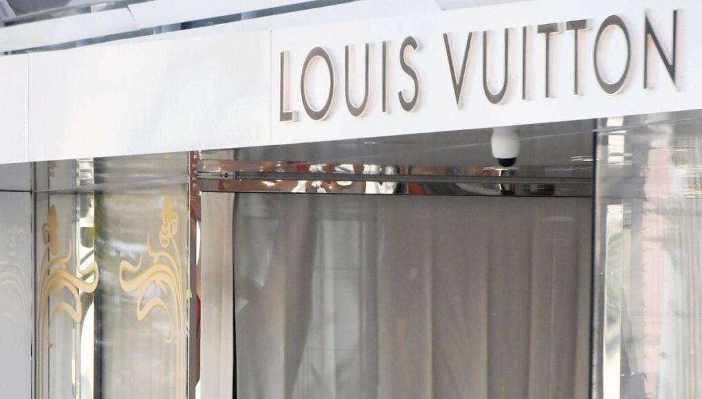 Colpo grosso da Louis Vuitton in via dei Condotti, vetrina sfondata con l’auto e merce rubata