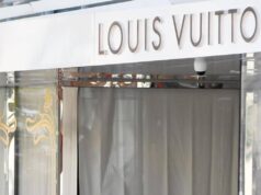 Colpo grosso da Louis Vuitton in via dei Condotti, vetrina sfondata con l’auto e merce rubata