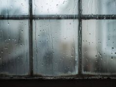 Condensa sui vetri: cosa significa davvero e come fermarla