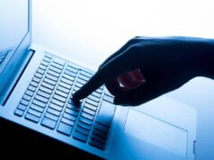 “Finalmente, non mi mancherete”, manda mail di dimissioni ai colleghi e l’azienda lo querela