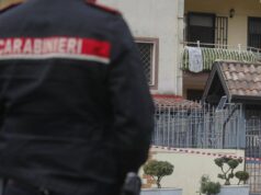 Firenze, marito e moglie trovati morti in casa con ferite da coltello