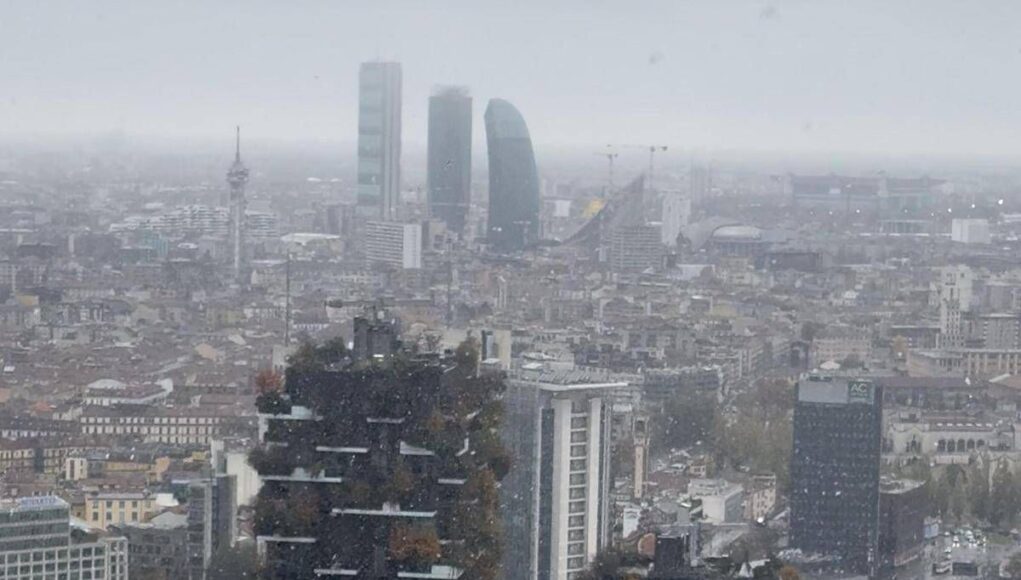 Freddo artico in Lombardia, neve arrivata a Milano