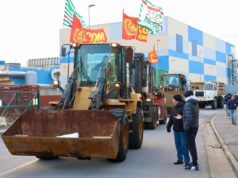 Genova, lavoratori ex Ilva bloccano strada con mezzi da cantiere: “Mille posti a rischio”