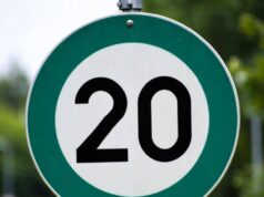 I segnali stradali verdi ‘debuttano’ nel Regno Unito, cosa significano i ‘green signs’