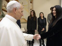 Il Papa incontra Laura Pausini: “Già da Sanremo ero un suo fan”