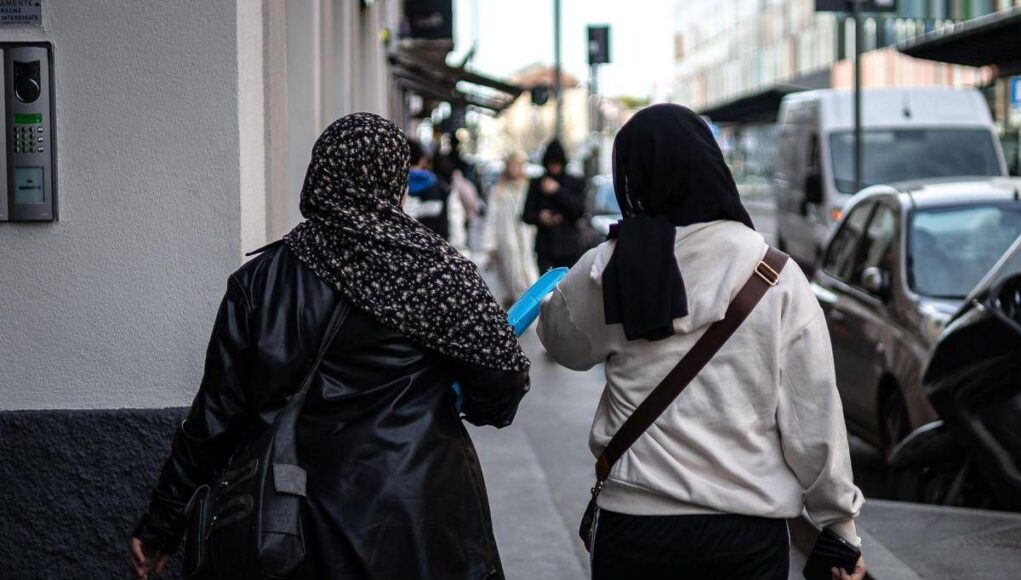 L’Austria vuole vietare il velo alle studentesse under 14: “Favorisce immagine distorta del corpo”