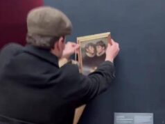 Louvre, due tiktoker appendono il loro ritratto vicino alla Gioconda