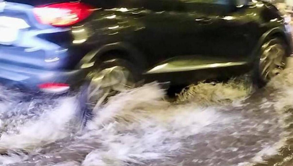 Maltempo a Genova: tromba d’aria, crolla muraglione, esonda rio Fegino