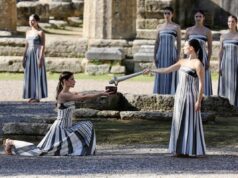 Milano Cortina 2026, accesa la fiamma olimpica con i primi tedofori Belmondo e Zoeggeler – Il video