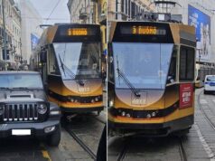 Milano, un’auto parcheggiata male manda in tilt i tram: tutti a piedi