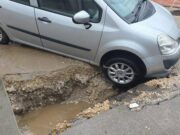 Napoli, si apre voragine in Via Appia: coinvolte almeno 4 auto nel crollo