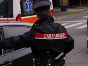 Piacenza, donna trovata morta in casa: uccisa a coltellate, si cerca il marito