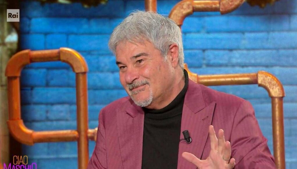 Pino Insegno si commuove a ‘Ciao Maschio’: “Mamma mi manca ogni giorno”