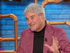 Pino Insegno si commuove a ‘Ciao Maschio’: “Mamma mi manca ogni giorno”