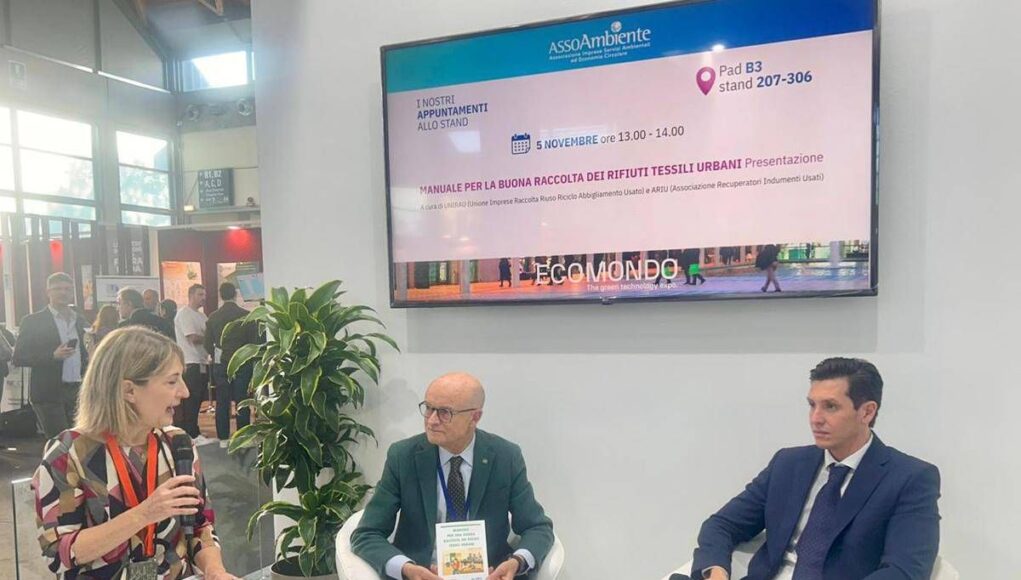 Rifiuti tessili, presentato il manuale per ‘la buona raccolta’ di Unirau e Ariu