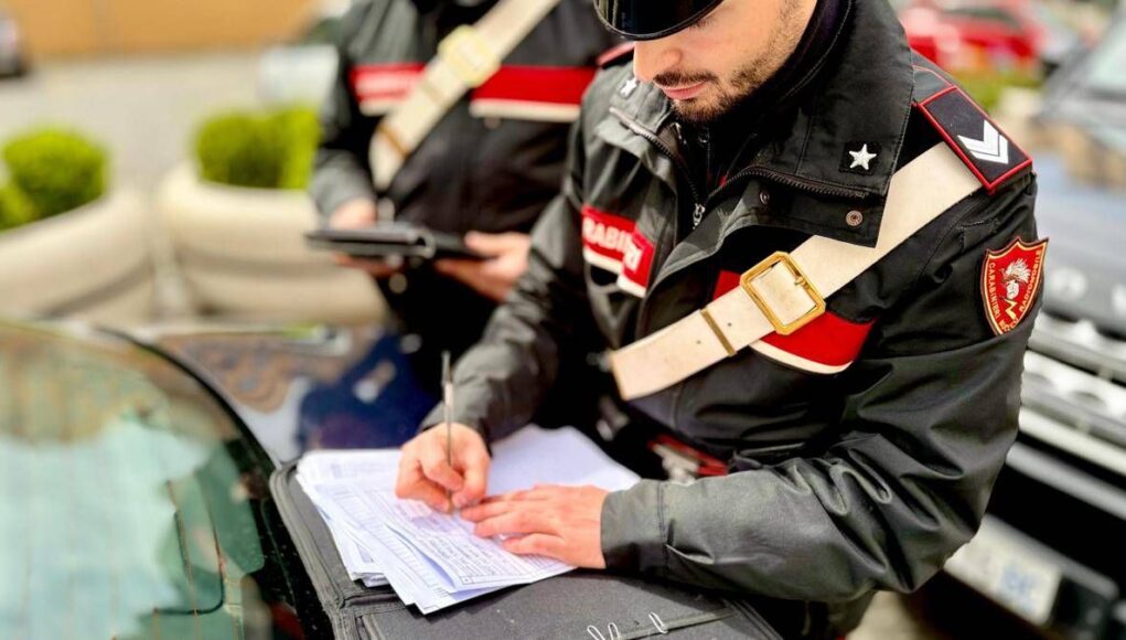 Roma, 14enne alla guida di auto a noleggio rubata: non si ferma all’alt e provoca incidente