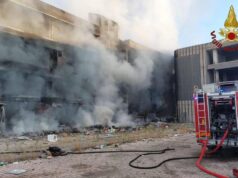 Roma, in fiamme edificio abbandonato a Tor Sapienza: dentro persone che lo occupavano