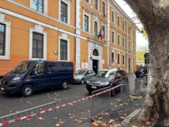Roma, telefonata segnala bomba all’istituto De Amicis: studenti evacuati