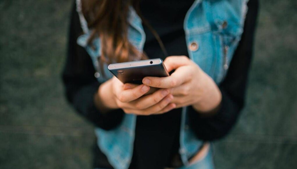 Smartphone in tasca o sul comodino fa male? La lezione del prof Schettini sul cellulare