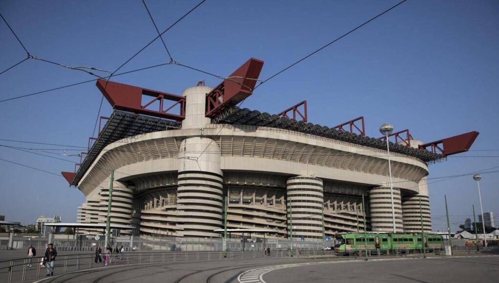 Tifosa norvegese denuncia molestie nei bagni di San Siro: indagato un addetto alle pulizie