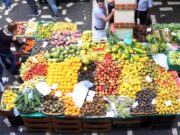 Trump abbassa dazi su carne, banane, caffè e pomodori