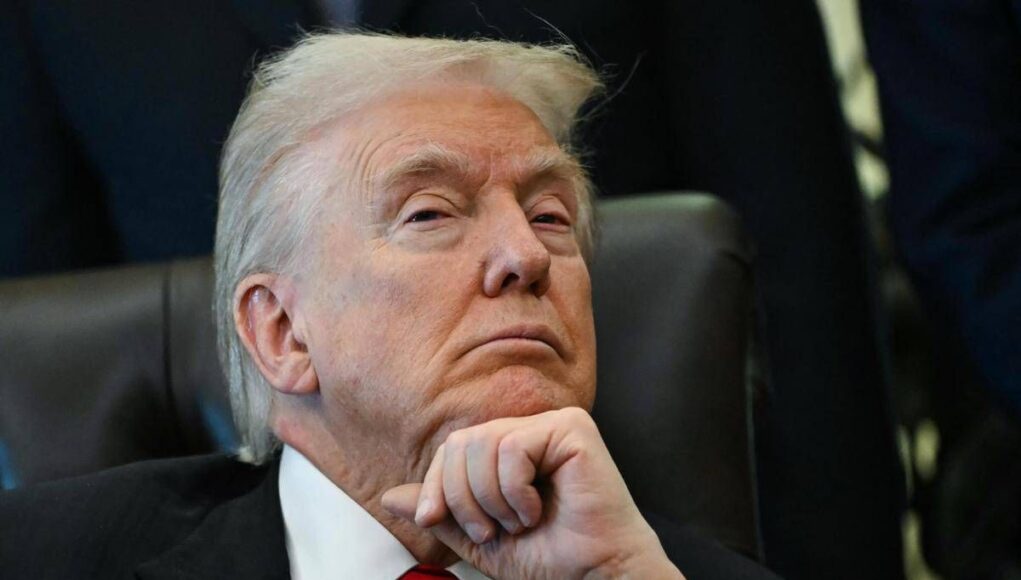 Trump dorme nello Studio Ovale? Le foto ‘sospette’ e la risposta della Casa Bianca