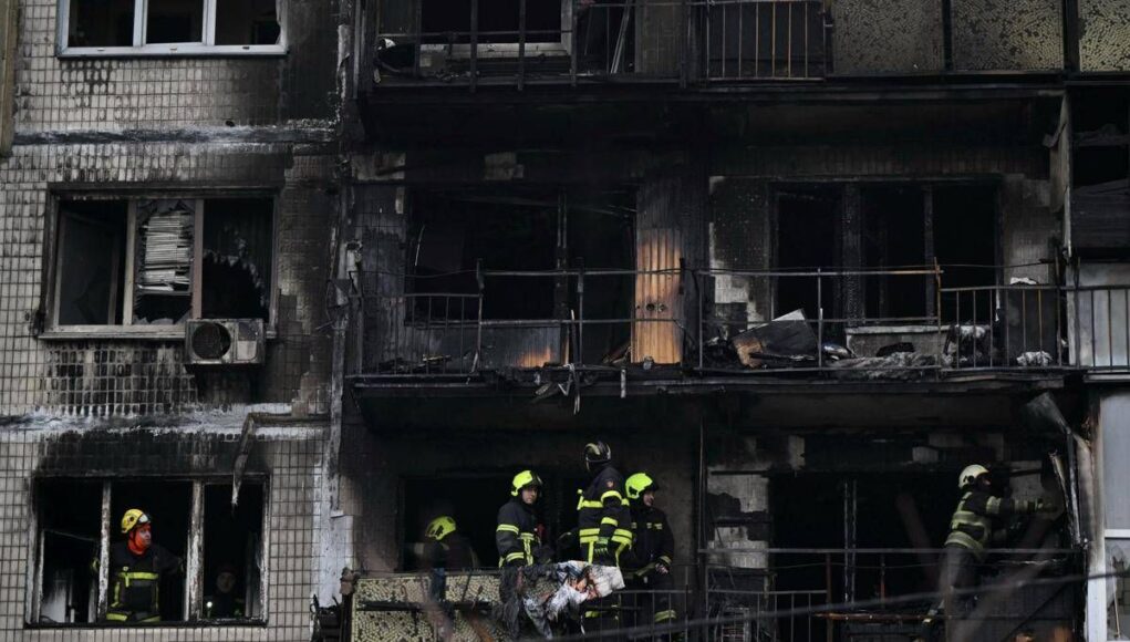 Ucraina, Kiev ancora sotto attacco: raffica di missili e droni. Zelensky: “Russia colpisce strutture civili”