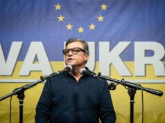 Ucraina, ambasciata russa a Roma critica Calenda per il tatuaggio. E lui replica: “Verrete sconfitti come l’Urss”