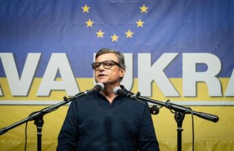 Ucraina, ambasciata russa a Roma critica Calenda per il tatuaggio. E lui replica: “Verrete sconfitti come l’Urss”