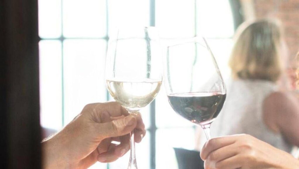 A cena con un’altra donna, moglie lo scopre da video spot ristorante e lo lascia