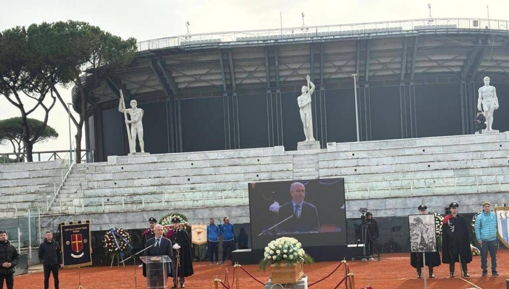 Addio a Nicola Pietrangeli, a Roma l’ultimo saluto alla leggenda del tennis sulle note di My Way