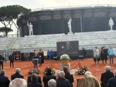Addio a Nicola Pietrangeli, a Roma l’ultimo saluto alla leggenda del tennis sulle note di My Way
