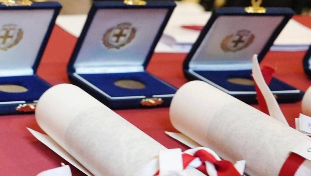 Ambrogini, cerimonia senza contestazioni: standing ovation per poliziotto ferito