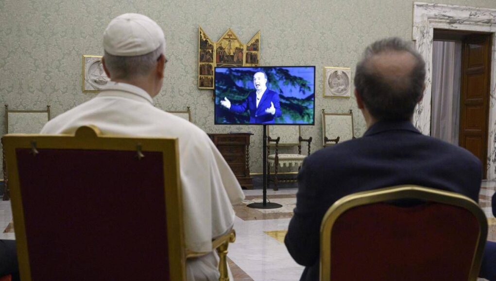 Benigni torna in tv: “San Pietro mio migliore amico, primo follower di Gesù”