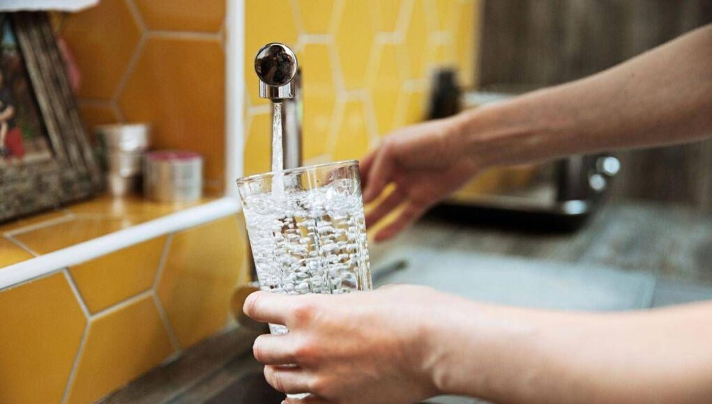 Bere 2 litri d’acqua al giorno per un cuore sano, cosa dice il medico