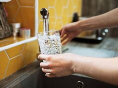 Bere 2 litri d’acqua al giorno per un cuore sano, cosa dice il medico