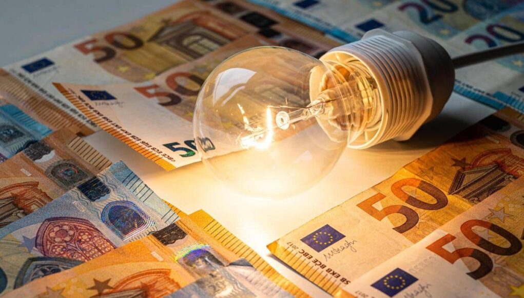 Bollette della luce, in arrivo il bonus di 55 euro contro il caro energia