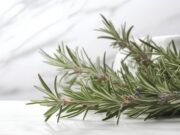 Buccia di limone, basilico e rosmarino: perché farli bollire e le proprietà ‘segrete’