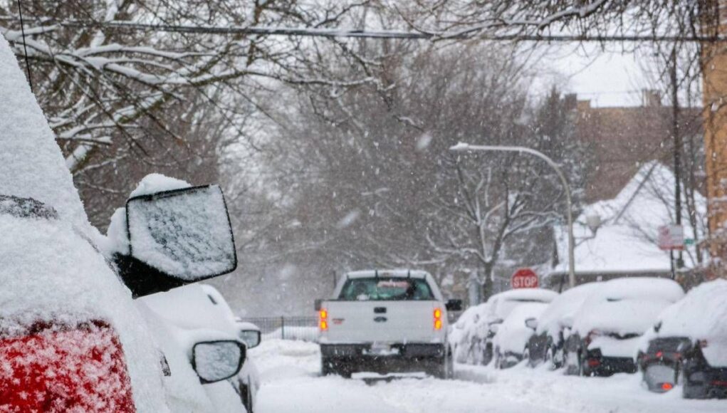Camionista ignora segnali, segue Gps e rimane bloccato nella neve: niente cenone di Natale