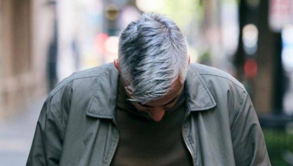 Capelli grigi e bianchi, non è solo questione di età: le cause e gli studi