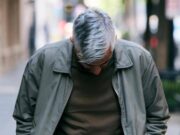 Capelli grigi e bianchi, non è solo questione di età : le cause e gli studi