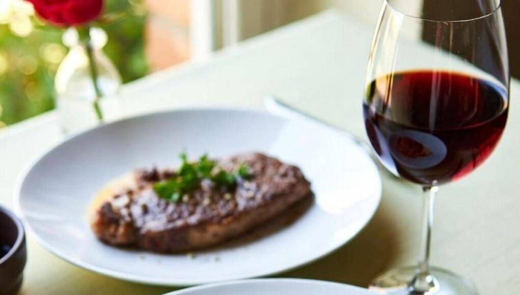 Carne, vino, pasta: le regole a tavola per vivere meglio (e di più)