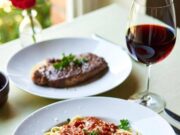 Carne, vino, pasta: le regole a tavola per vivere meglio (e di più)