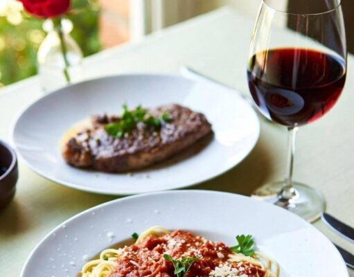 Carne, vino, pasta: le regole a tavola per vivere meglio (e di più)