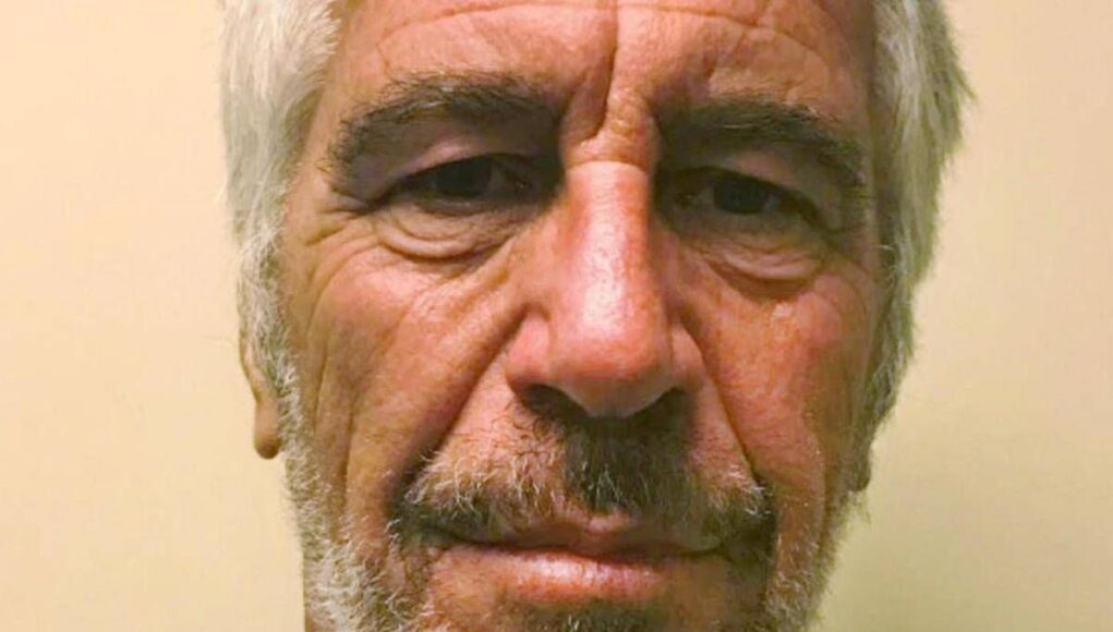 Caso Epstein, diffuse nuove immagini con Trump, Bannon, Clinton e Gates