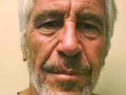 Caso Epstein, diffuse nuove immagini con Trump, Bannon, Clinton e Gates